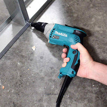 Load image into Gallery viewer, Makita Drywall Screwdriver for Teks &amp; Roofing FS2500 5mm 570W
