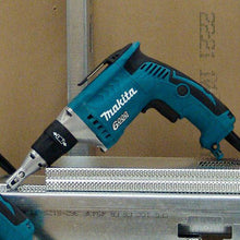 Load image into Gallery viewer, Makita Drywall Screwdriver for Steel Struts FS6300 4mm 570W
