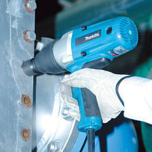 Load image into Gallery viewer, Makita Impact Wrench TW0200 200Nm 380W
